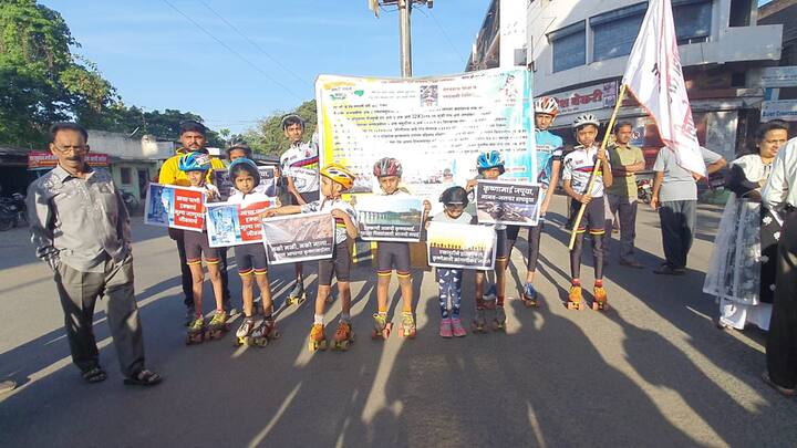 गेल्या महिनाभरात नदीत लाखो माशांनी तडफडून जीव सोडला आहे.