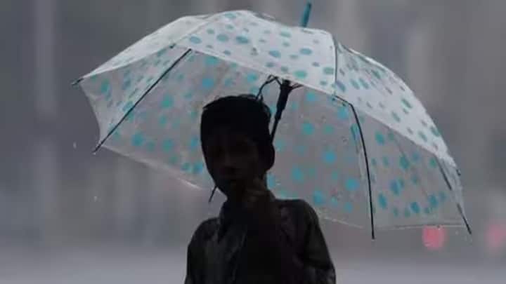 গতকাল বিকেলে সর্বোচ্চ তাপমাত্রা ছিল ৩৩.৭ ডিগ্রি সেলসিয়াস। স্বাভাবিকের তুলনায় এক ডিগ্রি সেলসিয়াস কম।