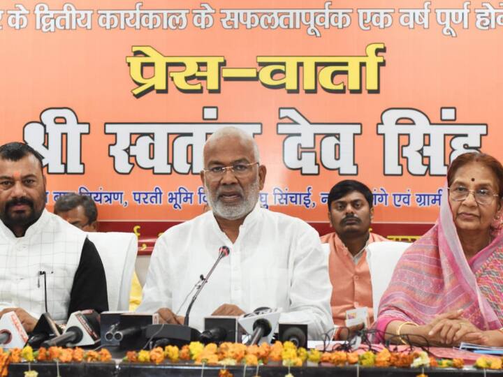 इस मौके पर उपमुख्यमंत्री केशव प्रसाद मौर्य व ब्रजेश पाठक, बीजेपी प्रदेश अध्यक्ष भूपेन्द्र चौधरी और प्रदेश संगठन महासचिव धर्मपाल समेत कई प्रमुख नेता मौजूद थे.