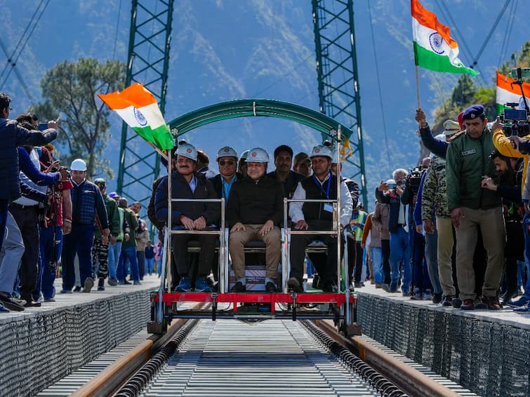 Railway Minister Ashwini Vaishnaw Inspects World Highest Chenab Bridge In Jammu Kashmir Performs Bhoomi Pujan WATCH: Railway Minister Inspects World's Highest Rail Bridge Being Built Over River Chenab In J&K