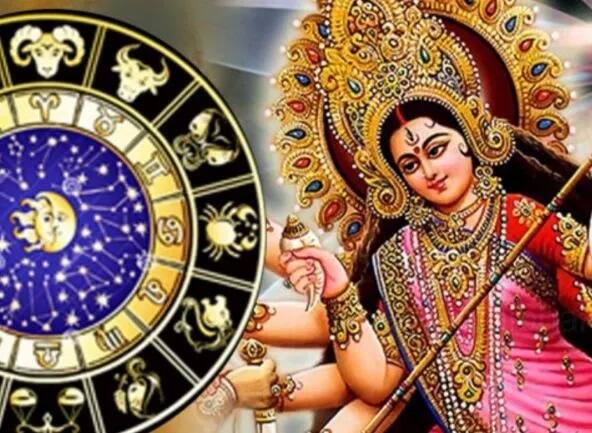 સ્વપ્ન પુસ્તક અનુસાર જો દેવી મા લાલ કપડામાં હસતી જોવા મળે તો સમજી લેવું કે, તમારા જીવનમાં કેટલાક સારા બદલાવ આવવાના છે. આ પરિવર્તન જીવનના કોઈપણ ક્ષેત્રમાં થઈ શકે છે.