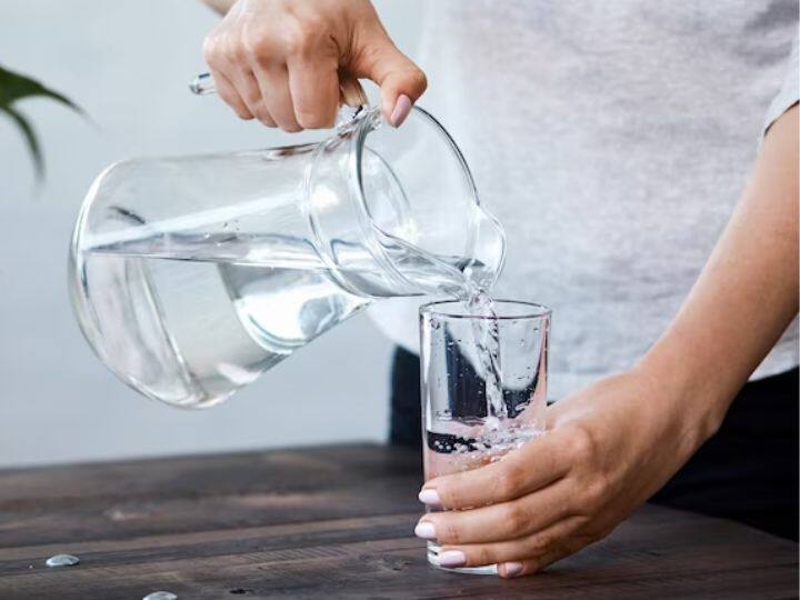 Facts About Drinking Water Should We Drink Water While Standing And Just After Eating Food Water Facts: क्या खड़ें होकर पानी नहीं पीना चाहिए? खाना खाने के तुरंत बाद पानी पीना सही? एक्सपर्ट से जानिए सारे जवाब