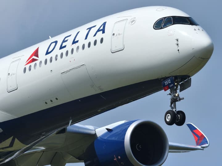 US At Los Angeles International Airport Man Arrested To Open Emergency Window Before Take Off Of Delta Airlines Flight