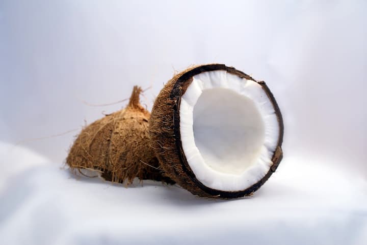 নারকেল ত্বকের র্যাশ ও চুলকানি কমায়।
