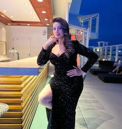 Akshara Singh Photos: बीच समुंदर क्रूज में आहें भरती दिखीं अक्षरा सिंह...कभी बाथरोब तो कभी शिमरी गाउन पहने करवाया फोटोशूट