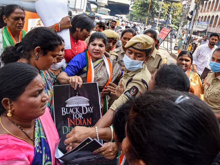 Rahul Gandhi on Saturday made a statement that created another stir in this row. Saying that he won’t apologise for his remarks on India’s democracy during his recent London visit, Rahul Gandhi said, “My name is not Savarkar, it is Gandhi and Gandhi never offers apology.”