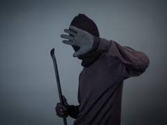 भाई ने क्रिकेट खेलने पर 3 छोटी बहनों पर लोहे की रॉड बरसाई, दो की हालत गंभीर, केस दर्ज