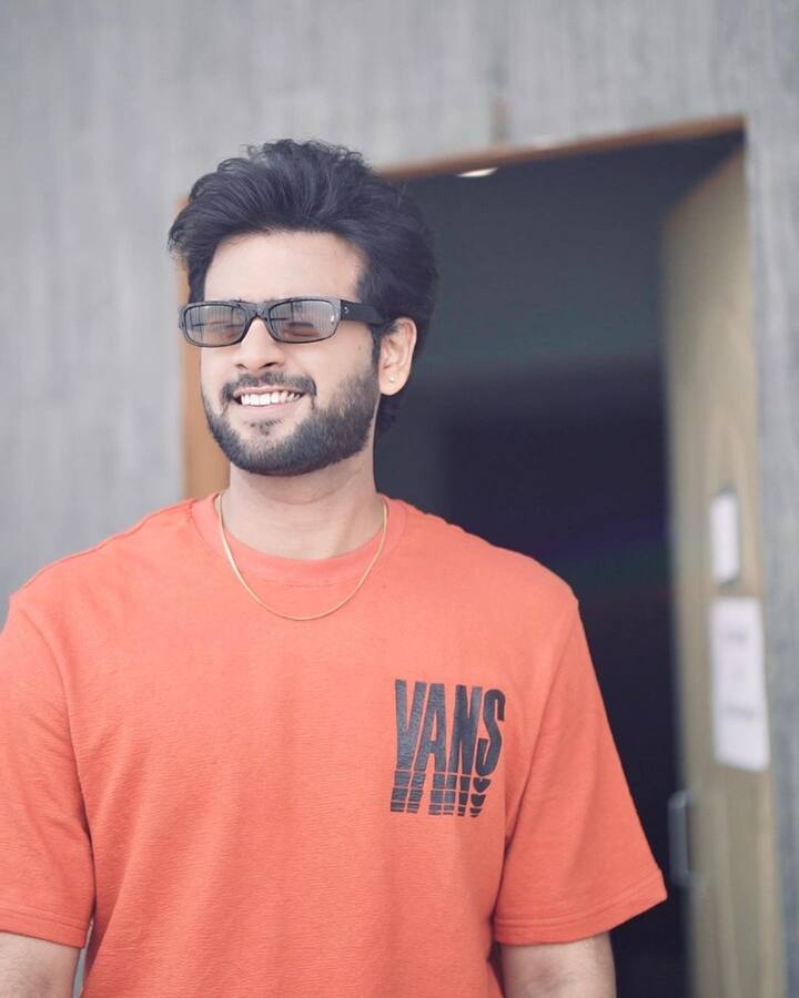 தனியார் தொலைக்காட்சியின் பிரபல நிகழ்ச்சியான குக் வித் கோமாளி, பொது மக்களின் வரவேற்ப்பை பெற்ற நிகழ்ச்சியாகும்