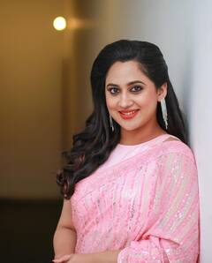 Miya George: ‘அழகே..அழகே..அசைந்தால் அசையும் அழகே..’ பிங்க் நிற உடையில் ஆளை அசத்தும் மியா ஜார்ஜ்!