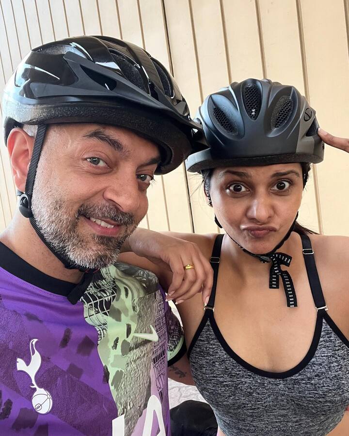 इन तस्वीरों को शेयर करते हुए दलजीत कौर ने कैप्शन में लिखा है, “आज ऑफिशियल केन्या में मूव हो गई. बहुत सारा पागलपन हो... ज्यादा हंसी हो... बहुत सारी खूबसूरत यादें हों... जादू शुरू होने दो.”