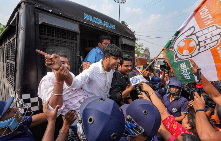 শনিবার সকালে বউবাজারে বিক্ষোভ দেখায় কংগ্রেসের শ্রমিক সংগঠন INTUC-র কর্মী-সমর্থকরা। রাহুলের সাংসদ পদ খারিজের প্রতিবাদে বিকেলে ধর্মতলা এবং রাজভবনের সামনেও বিক্ষোভ সংগঠিত করেন কংগ্রেস কর্মীরা। যেভাবে রাহুলকে সাংসদ পদ খারিজ হয়েছে, এই সিদ্ধান্তের বিরুদ্ধে তীব্র ক্ষোভ প্রকাশ করেন প্রদেশ কংগ্রেসের মুখপাত্র কৌস্তভ বাগচি।
