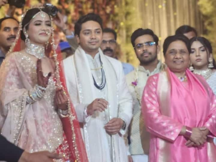 Mayawati Nephew Wedding: मायावती की बहू यानी प्रज्ञा अशोक सिद्धार्थ की बेटी है जो कि बसपा प्रमुख मायावती के काफी करीबी रह चुके हैं, डॉक्टर की नौकरी छोड़कर वह पार्टी में शामिल हुए थे.