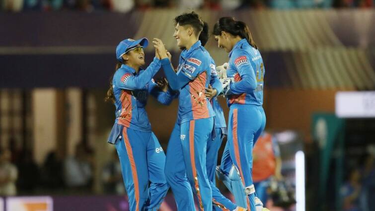 WPL 2023 Final: DC-W given target of 131/9 runs against MI-W in Match 22 at Brabourne Stadium MI-W vs DC-W, 1 Innings Highlights: টপ অর্ডারের ব্যর্থতা ঢাকলেন শিখা-রাধা, খেতাব জিততে মুম্বইয়ের লক্ষ্য ১৩২
