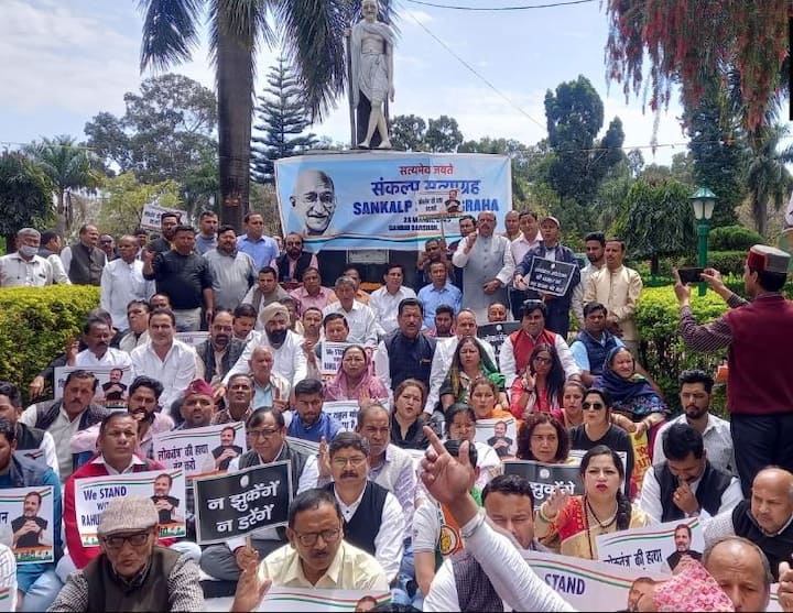 कांग्रेस नेता राहुल गांधी का सांसद सदस्यता रद्द होने के बाद सत्याग्रह आंदोलन किया गया.