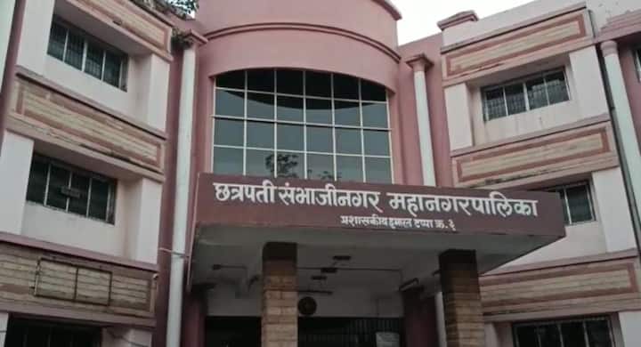 त्यानुसार ठराव घेत महापालिका आयुक्त डॉ. अभिजित चौधरी यांनी नामफलक बदलण्याचे आदेश दिले होते.