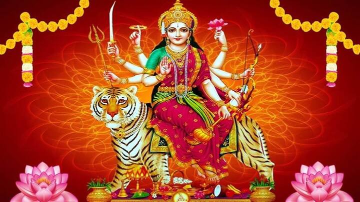 સ્વપ્નમાં મા દુર્ગાનું મંદિર જોવું અને ત્યાં પૂજા કરવી પણ ખૂબ જ શુભ માનવામાં આવે છે. આ સપનું જણાવે છે કે તમારી કેટલીક ઈચ્છાઓ જલ્દી પૂરી થવા જઈ રહી છે.