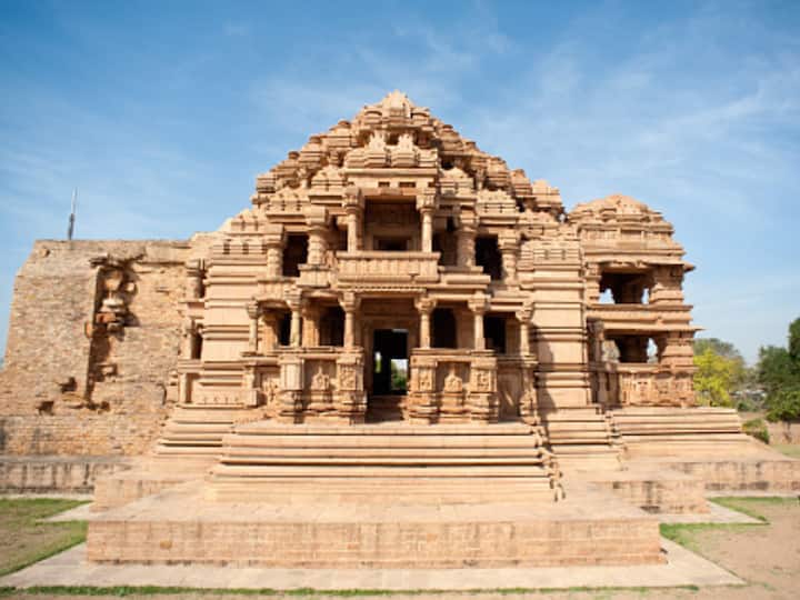 The Saas Bahu temple, which was built in the ninth century, draws both tourists and devotees. The name Saas Bahu Temple does not imply Saas (mother-in-law) and bahu (daughter-in-law), but is a short form of Shastra Bahu, another name for Lord Vishnu. These are two temples that are adjacent to each other and are beautifully adorned with carvings and sculptures. (Image Source: Getty)