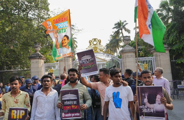 রাহুল গাঁধীর সাংসদ পদ খারিজের ঘটনায় শুক্রবারই দেশজুড়ে প্রতিবাদে নেমেছিল কংগ্রেস। দলের শীর্ষ নেতৃত্বের তরফে জানিয়ে দেওয়া হয়েছিল এই ইস্যুতে লাগাতার আন্দোলন চালাবে হাত শিবির। শনিবারও সেই ঘটনায় উত্তপ্ত থাকল কলকাতা থেকে জেলার নানা কোণ।