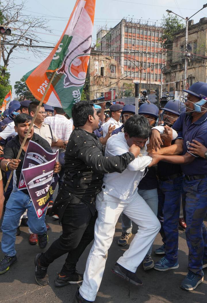 রাহুল গান্ধীর সাংসদ পদ খারিজ হওয়ার প্রেক্ষাপটে দেশজুড়ে বিজেপির সঙ্গে চরম সংঘাতের পথে হাঁটল কংগ্রেস। বিভিন্ন রাজ্যে যেমন বিক্ষোভ-অবরোধ কর্মসূচি পালিত হল। তেমনই বাংলার জেলায় জেলায় বিক্ষোভ কর্মসূচি নিয়েছে কংগ্রেস।