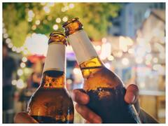 बीयर की बोतल के ऊपर का हिस्सा इतना पतला क्यों होता है? पाइप जैसा बनाने का ये है कारण