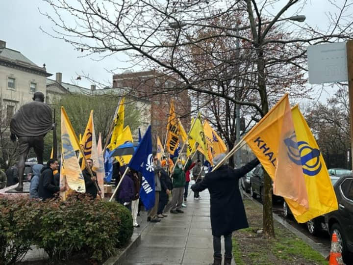 US Khalistani Protestor verbally assault journalist in Indian Embassy Washington DC video Pro-Khalistani Supporters Attack: वॉशिंगटन डीसी में भारतीय पत्रकार पर खालिस्तानियों का हमला, कान पर मारे दो डंडे, दी भद्दी भद्दी गालियां