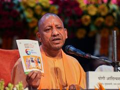 UP Politics: तस्वीरों में सीएम योगी के साथ गदगद दिखे दोनों डिप्टी सीएम, ऐसे में मनाया गया जश्न