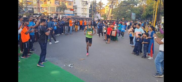 पहाटे पाच वाजता 21 किलोमीटर अंतराच्या स्पर्धेला सुरुवात झाली.