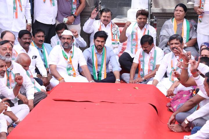 कोल्हापुरात काँग्रेसच्यावतीने सत्याग्रह आंदोलन करण्यात आले.