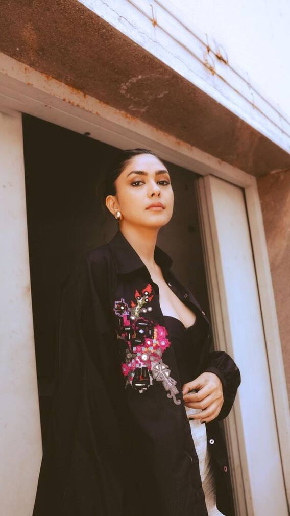 রেট্রো লুকে উজ্জ্বল ম্রুণাল ঠাকুর