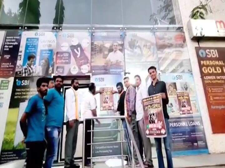 शहरातील महत्वाच्या बँकावर देखील 'मोदी चोर है' असे आशयाचे पोस्टर लावण्यात आले आहेत.