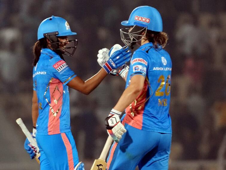 DC vs MI WPL 2023 Final LIVE Harmanpreet Kaur, Nat Sciver-Brunt lead Mumbai Indians win WPL season 1 WPL Season 1 Winner: 7 விக்கெட்டுகள் வித்தியாசத்தில் டெல்லியை வீழ்த்தி கோப்பையை வென்று வரலாறு படைத்த மும்பை..!