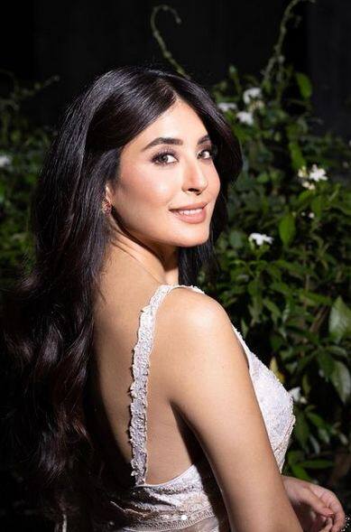 ਟੀਵੀ ਅਦਾਕਾਰਾ ਕ੍ਰਿਤਿਕਾ ਕਾਮਰਾ ਨੇ ਵ੍ਹਾਈਟ ਕਲਰ ਦੀ ਸਾੜੀ ਵਿੱਚ ਬੇਹੱਦ ਗਲੈਮਰਸ ਅਤੇ ਹੌਟ ਤਸਵੀਰਾਂ ਸ਼ੇਅਰ ਕੀਤੀਆਂ ਹਨ।