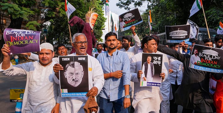 রায়গঞ্জ-শান্তিপুরে রেল রোকো হয়েছে, পুরুলিয়া-মেদিনীপুরে পথ অবরোধ হয়েছে, শিলিগুড়িতে প্রতিবাদ মিছিল হয়েছে,বর্ধমান-আসানসোলে বিক্ষোভ দেখিয়েছে কংগ্রেস।