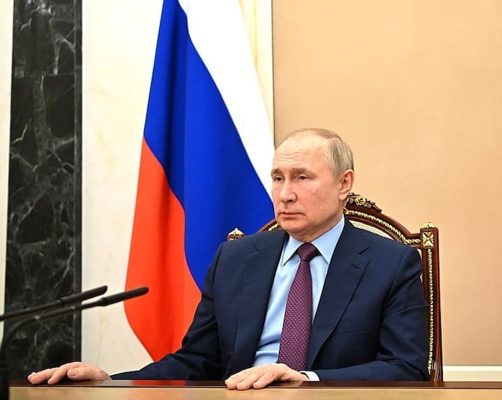 Russia Ukraine War Russian President Vladimir Putin says Moscow will deploy nuclear weapons in Belarus Russia Ukraine War: यूक्रेन से जंग के बीच पुतिन ने NATO को चेताया, बोले- बेलारूस में परमाणु हथियार तैनात करेगा रूस