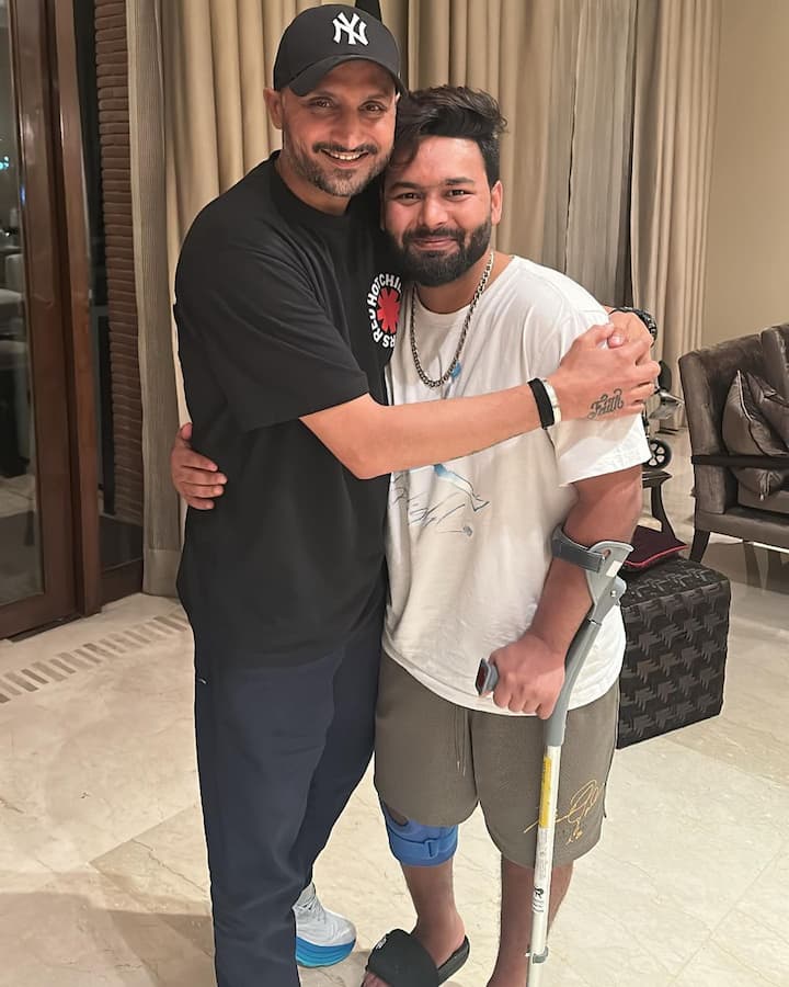 भारतीय टीम के विकेटकीपर-बल्लेबाज ऋषभ पंत जो कार दुर्घटना में बुरी तरह से घायल होने के बाद इस समय अपनी रिकवरी पर ध्यान दे रहे हैं, उनसे मिलने लगातार कई पूर्व और वर्तमान खिलाड़ी अब हरभजन सिंह और सुरेश रैना के साथ श्रीसंत भी मिलने पहुंचे.