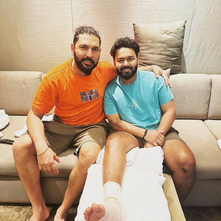 ऋषभ पंत से कुछ दिनों पहले युवराज सिंह भी मिलने पहुंचे थे, जिसके बाद उन्होंने सोशल मीडिया पर इस मुलाकात की फोटो को शेयर किया था. पंत इस दौरान काफी खुश भी नजर आए थे.