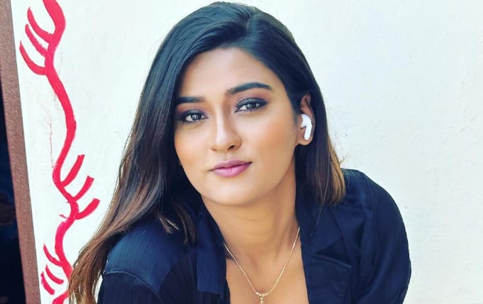 आकांक्षाला लहानपणापासूनच मॉडेलिंग, डान्स आणि अभिनयाची आवड होती.