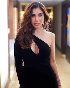 sophie choudry: બ્લેક ગાઉનમાં સૌફી ચોધરીનો ગ્લેમરસ અંદાજ, જુઓ વાયરલ તસવીરો