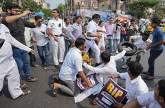 Congress Protest: রাহুলের সাংসদ পদ খারিজ ইস্যুতে রাস্তায় কংগ্রেস, জেলায় জেলায় বিক্ষোভ, পুলিশের সঙ্গে ধস্তাধস্তি