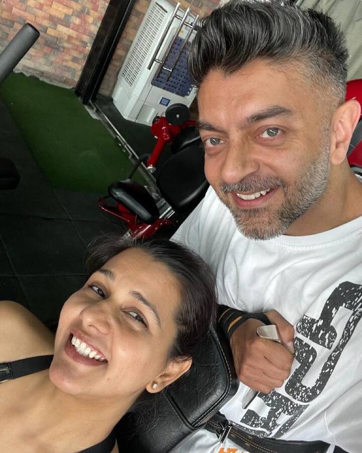 तस्वीरों में दलजीत के साथ मस्ती करते हुए देखा जा सकता है. एक फोटो में साइकलिंग के बाद हेलमेट पहने पति के साथ पोज दे रही हैं तो बाकी फोटोज में वह जिम में नजर आ रही हैं.