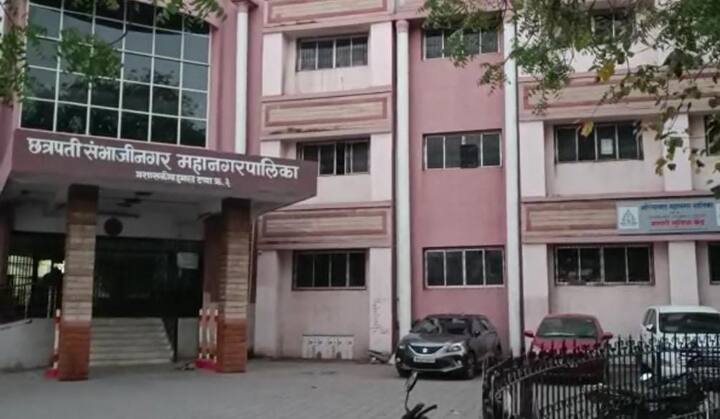 दरम्यान दोन दिवसांपूर्वी महापालिकेने प्रवेशव्दार व प्रशासकीय इमारतीवरील औरंगाबाद नावाचे फलक काढले होते.