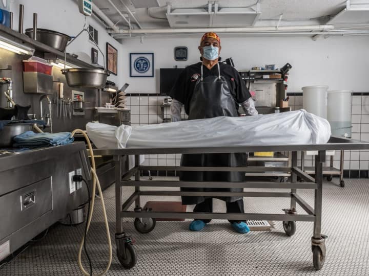 How is postmortem done This is the reason behind not doing autopsy at night कैसे होता है पोस्टमार्टम और क्या आप जानते हैं ये रात में क्यों नहीं किया जाता?
