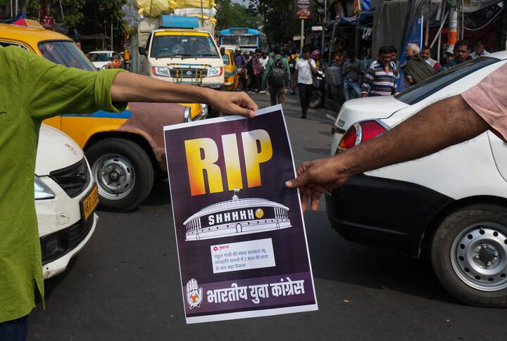 পুলিশের সঙ্গে ধস্তাধস্তিও হয়েছে বিভিন্ন জায়গায়। হুগলির শ্রীরামপুরে ধস্তাধস্তি হয়েছে। রাজভবনের সামনে কংগ্রেসের কর্মসূচি নিয়ে উত্তেজনা ছড়িয়েছে।