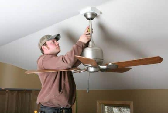 ਪੱਖੇ ਦਾ ਸਾਈਜ਼ ਆਮ ਤੌਰ 'ਤੇ ਇਸਦੇ ਬਲੇਡਾਂ ਦੁਆਰਾ ਨਿਰਧਾਰਤ ਕੀਤਾ ਜਾਂਦਾ ਹੈ। ਇੱਕ ਵੱਡੇ ਬਲੇਡ ਵਾਲਾ ਪੱਖਾ ਇੱਕ ਛੋਟੇ ਬਲੇਡ ਸਪੈਨ ਵਾਲੇ ਪੱਖੇ ਨਾਲੋਂ ਵੱਧ ਹਵਾ ਦਾ ਸੰਚਾਰ ਕਰ ਸਕਦਾ ਹੈ ਪਰ ਇਸ ਨੂੰ ਵਧੇਰੇ ਸ਼ਕਤੀ ਦੀ ਵੀ ਲੋੜ ਹੁੰਦੀ ਹੈ ਅਤੇ ਉੱਚੀ ਆਵਾਜ਼ ਵਿੱਚ ਹੋ ਸਕਦਾ ਹੈ।