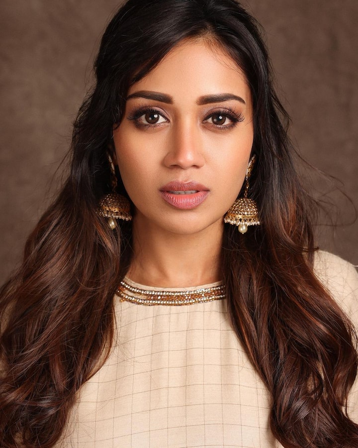 ன்னை தாண்டி போறவளே ஓரக்கண்ணால் ஒரு பார்வை பார்த்து