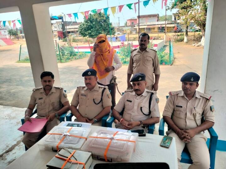 Dumka police raid on illegal ganja smuggling accused arrested found 2 kilogram Illegal Ganja Smuggling: गांजे की तस्करी कर रह था शख्स, पुलिस ने बीच रास्ते दबोचा, छापेमारी में बरामद किया 2 किलो गांजा