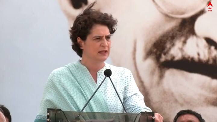 এদিন রাজঘাট থেকে প্রধানমন্ত্রী মোদিকে তীব্র আক্রমণ শানিয়েছেন বলেন প্রিয়ঙ্কা।