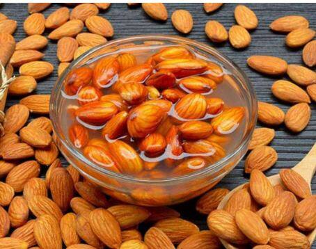 Soaked almonds: ਬਹੁਤ ਸਾਰੇ ਲੋਕ ਬਦਾਮ ਖਾਣ ਤੋਂ ਪਹਿਲਾਂ ਉਨ੍ਹਾਂ ਨੂੰ ਭਿਉਣਾ ਪਸੰਦ ਕਰਦੇ ਹਨ। ਇਸ ਬਾਰੇ ਮਾਹਿਰਾਂ ਦੀ ਵੱਖ-ਵੱਖ ਰਾਏ ਹੈ।