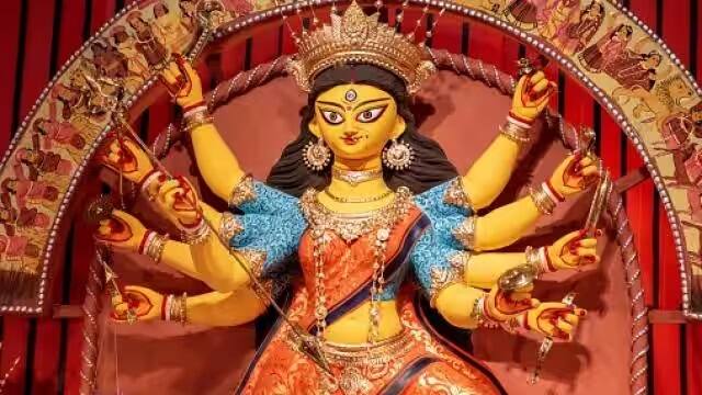 સ્વપ્નમાં દેવી દુર્ગાનું દર્શન કરવું ખૂબ જ શુભ છે. ખાસ કરીને જો તમને નવરાત્રિના દિવસોમાં આ સ્વપ્ન આવે તો તેનો અર્થ એ છે કે માતા રાણી તમારા પર પ્રસન્ન છે અને તેમના આશીર્વાદ તમારા પર વરસવાના છે.