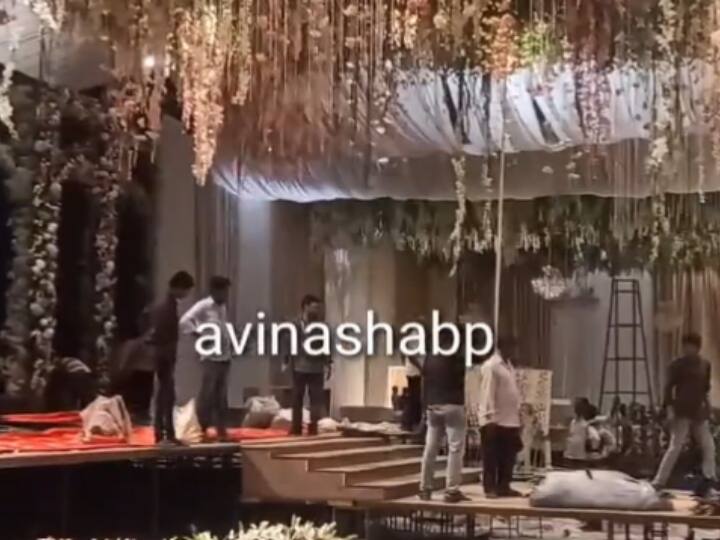 Mayawati Nephew Wedding:बसपा प्रमुख मायावती के भतीजे आकाश आनंद की शादी आज यानी 26 मार्च को गुरुग्राम एंबिएंस डॉट रिजॉर्ट में होगी. जबकि 28 मार्च को नोएडा में रिसेप्शन होगा. वहीं फंक्शन की तैयारियां जोरों शोरों पर हो रही हैं.